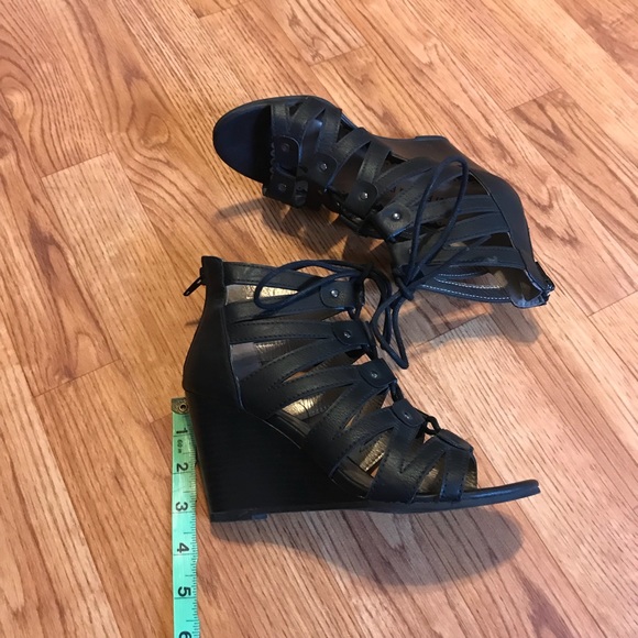 Peep Toe Lace Up Wedges  Size 6 Black 💕 - Picture 7 of 8